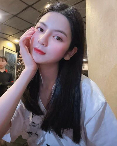 Theo một số hình ảnh hiếm hoi được để ở chế độ công khai, 9X có gương mặt xinh xắn, 3 vòng nóng bỏng và ăn mặc rất có gu.