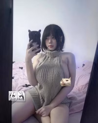 Nổi danh với ngoại hình gợi cảm, nữ game thủ có biệt danh là Pi Tiên (tên thật Trần Thị Mỹ Tiên) khiến người xem khó rời mắt bởi vóc dáng nóng bỏng với vòng 1 ngoại cỡ.