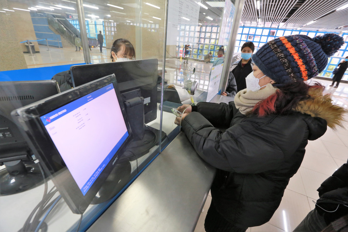 Dù khá đông khách nhưng quy định 5K của Bộ Y tế vẫn được nhân viên nhà ga Cát Linh liên tục nhắc nhở các vị khách. Đồng thời, ý thức tự bảo vệ bản thân của người dân đã được chú trọng.