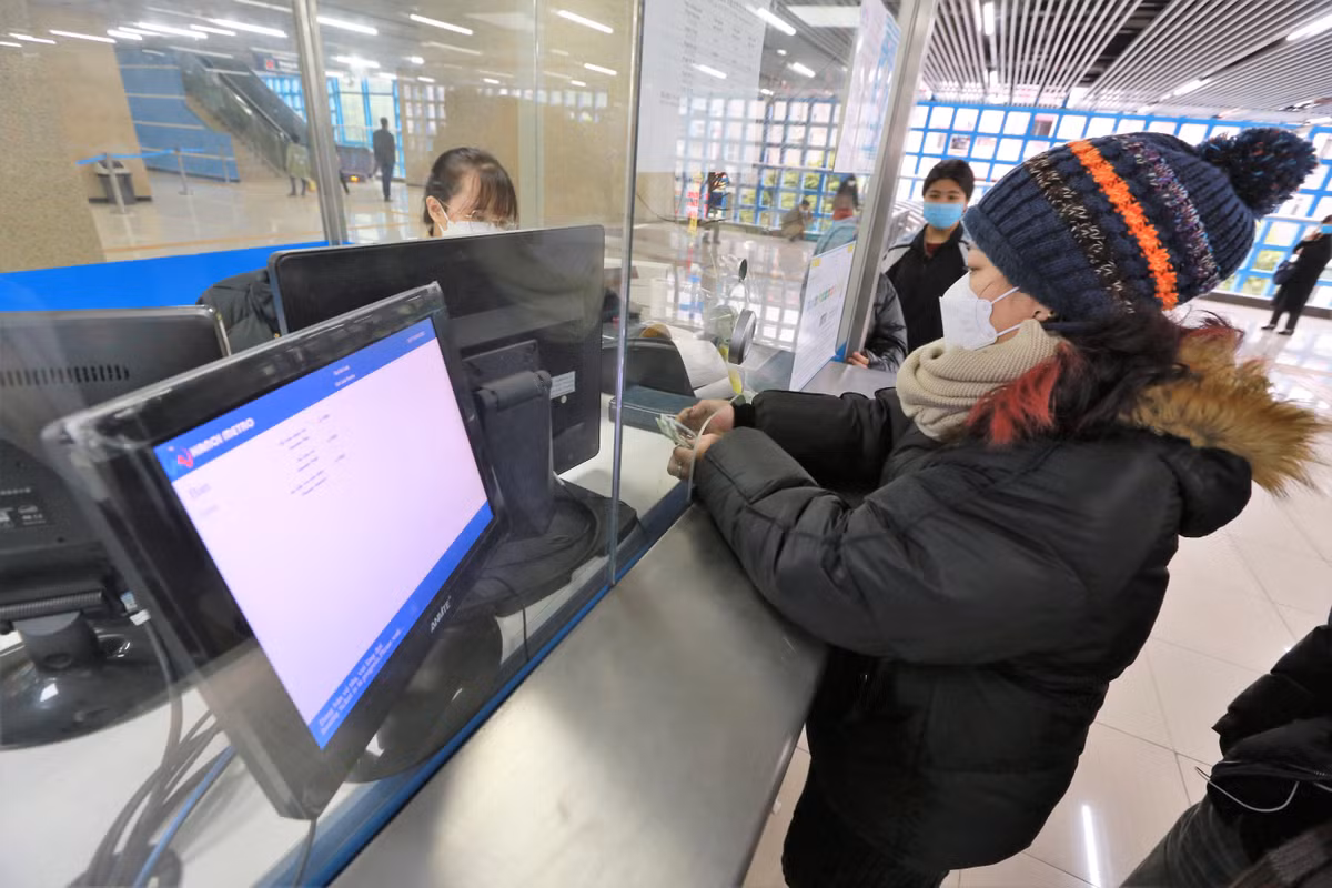 Dù khá đông khách nhưng quy định 5K của Bộ Y tế vẫn được nhân viên nhà ga Cát Linh liên tục nhắc nhở các vị khách. Đồng thời, ý thức tự bảo vệ bản thân của người dân đã được chú trọng.