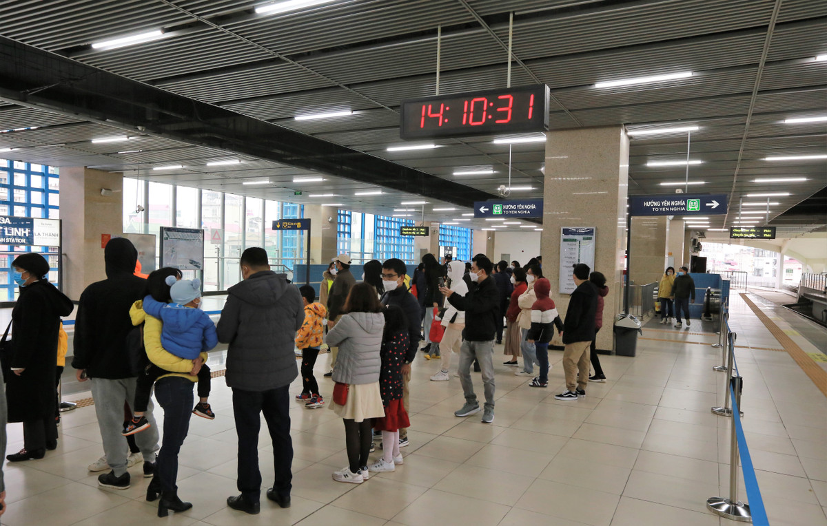 Dòng người chờ tàu Cát Linh - Hà Đông để trải nghiệm.