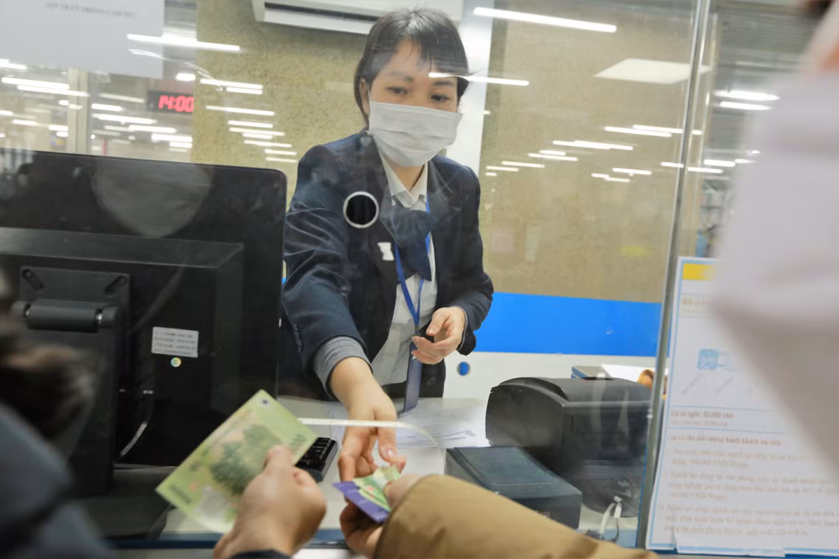 Theo chia sẻ của nhân viên tại ga Cát Linh cho biết, những ngày gần đây khách tới với đường sắt tuyến Cát Linh - Hà Đông rất đông, họ phải tăng ca để phục vụ người dân.