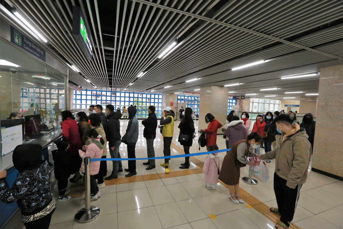 Ghi nhận tại nhà ga Cát Linh trong ngày mùng 2 Tết Nhâm Dần có rất đông người dân Hà Nội đã tới đây tạo nên khung cảnh nhộn nhịp.