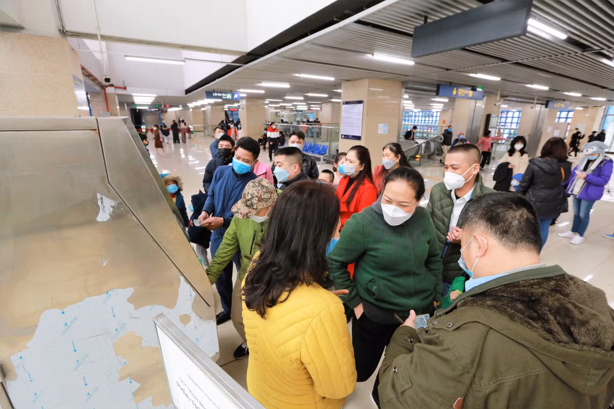 Ngay trong ngày mùng 2 Tết Nhâm Dần đông đảo người dân Hà Nội đã đến để trải nghiệm hình thức du Xuân mới bằng tàu điện trên cao.