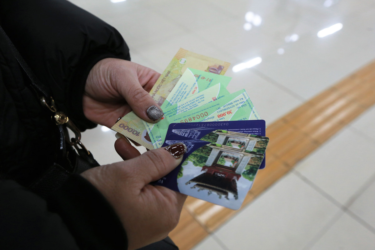 Chia sẻ với PV, một nhân viên của điểm ga Cát Linh cho biết: "Lượng khách kể từ những ngày cận Tết tăng mạnh. Nhân viên nhà ga liên tục phải tăng ca, đứng vị trí trọng điểm nhắc nhở người dân tuân thủ chuẩn quy trình chạy tàu".