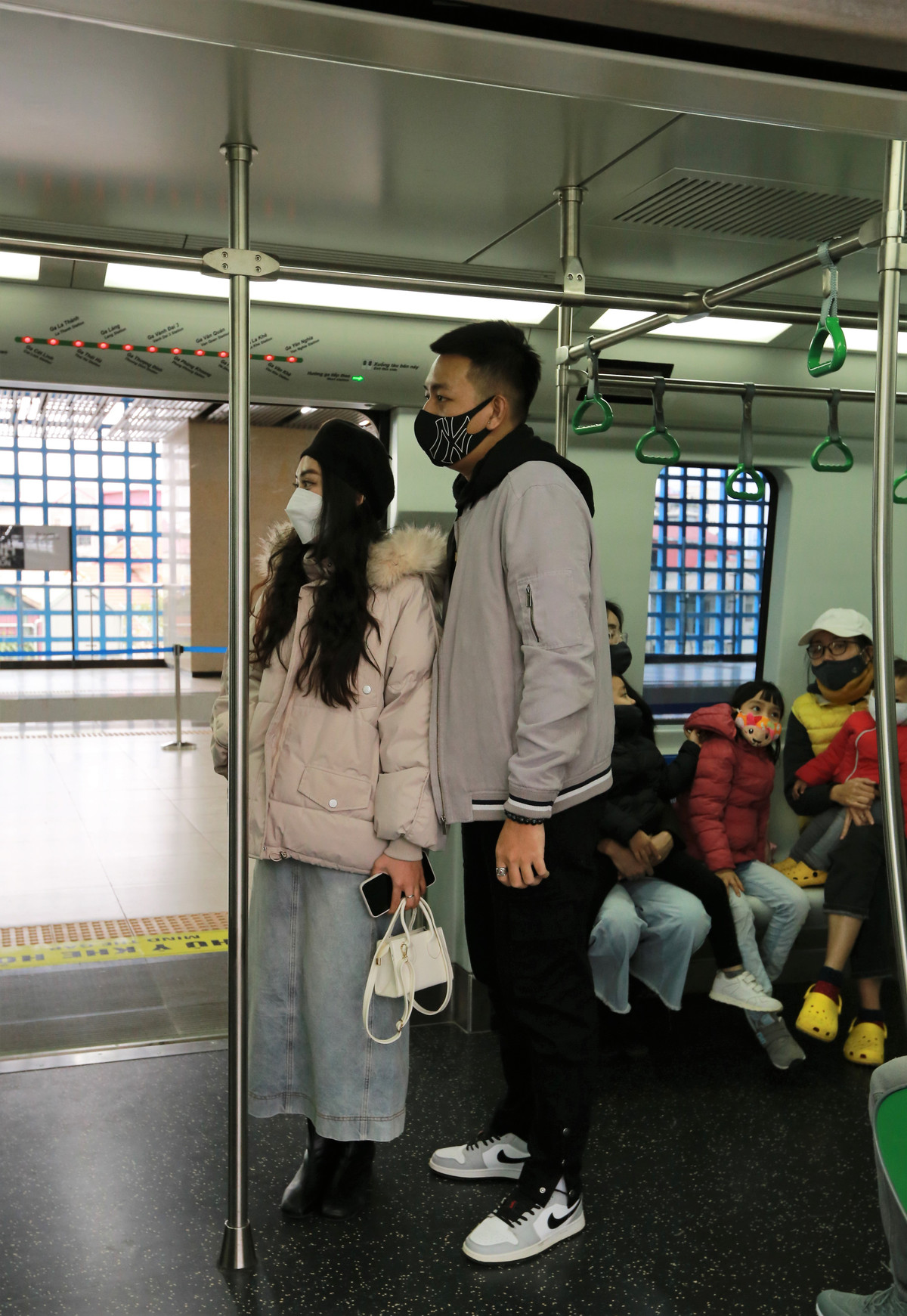 Một cặp đôi tranh thủ trải nghiệm đường sắt Cát Linh - Hà Đông trong ngày đầu năm mới.