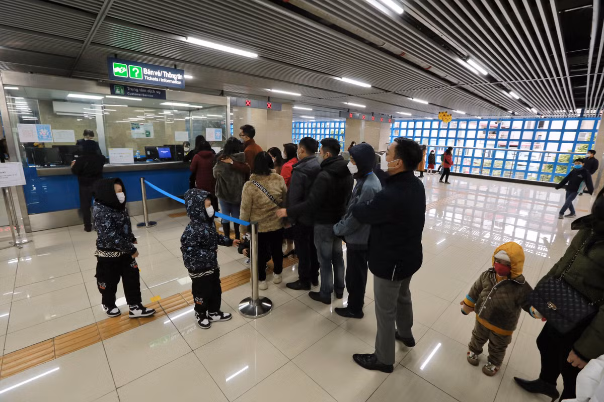 Thu vui moi ngay Tet: Nguoi Ha Noi trai nghiem duong sat tren cao