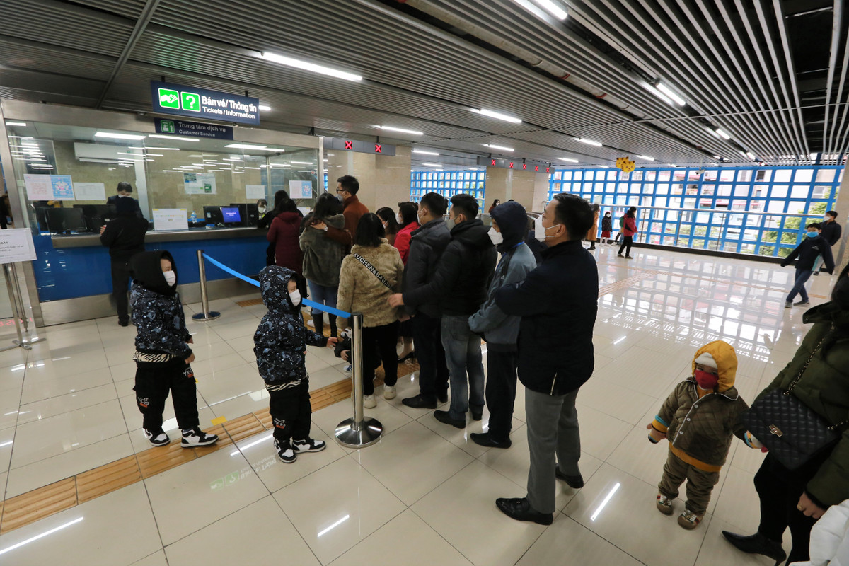 Thu vui moi ngay Tet: Nguoi Ha Noi trai nghiem duong sat tren cao