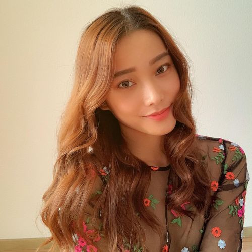 Ngoài ra Phương Trinh cũng đóng quảng cáo nhờ sở hữu thân hình bốc lửa và gương mặt xinh đẹp.