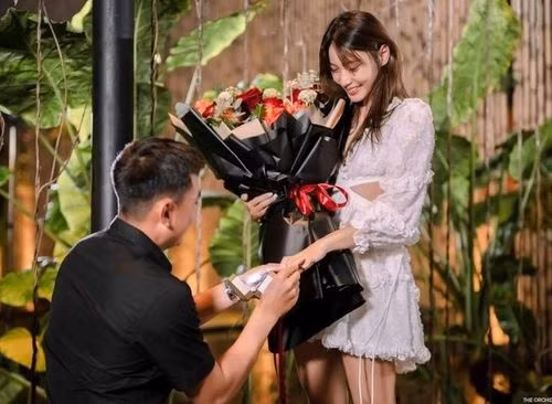 Mới đây trên trang cá nhân, hot girl Huỳnh Ngọc Phương Trinh chia sẻ những hình ảnh đẹp khi cô nhận được chiếc nhẫn cầu hôn từ bạn trai là VĐV quần vợt số 1 Việt Nam Lý Hoàng Nam.