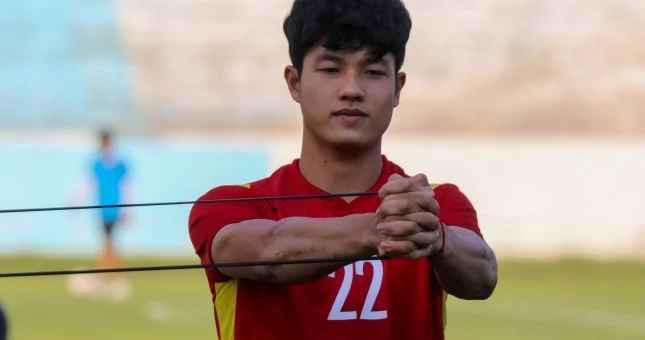 Khi Nhâm Mạnh Dũng ngỏ ý hỏi mua “người cầm túi” (tức Lương Duy Cương), anh chàng liền đáp: “Riêng đối với anh thì em tự nguyện”.