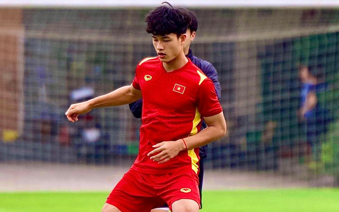 “Tự nguyện” với Nhâm Mạnh Dũng, “tỏ tình” Bùi Hoàng Việt Anh, Lương Duy Cương vẫn chưa dừng lại ở đó mà tiếp tục “thả thính” với đàn anh Nguyễn Thanh Bình: “Sướng sao bằng khi em được ở cùng anh”.