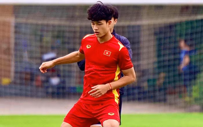 “Tự nguyện” với Nhâm Mạnh Dũng, “tỏ tình” Bùi Hoàng Việt Anh, Lương Duy Cương vẫn chưa dừng lại ở đó mà tiếp tục “thả thính” với đàn anh Nguyễn Thanh Bình: “Sướng sao bằng khi em được ở cùng anh”.