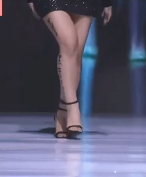 Dẫu vậy, Lê Bống vẫn bỏ ngoài tai và kiên trì bằng được với mục tiêu của mình bằng cách liên tục xuất hiện với hình ảnh quyến rũ, nữ tính hơn dù trông khá "lạc lối".