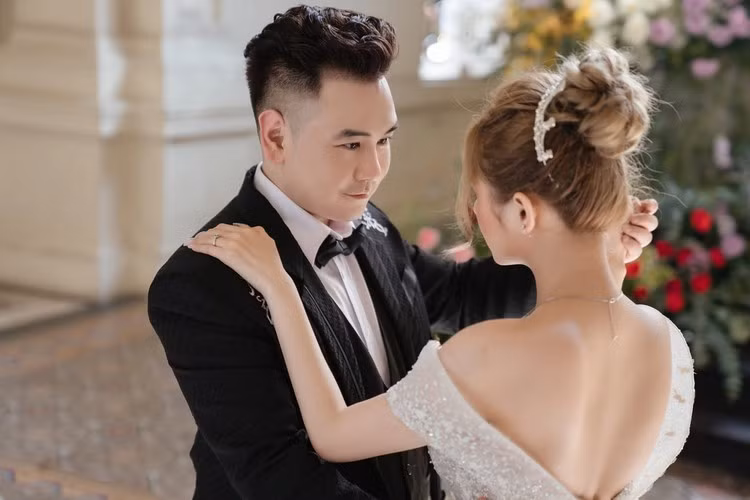 Hot girl Xoài Non (Phạm Trang) - bà xã của "streamer giàu nhất Việt Nam" là cô nàng rất chăm chỉ giao lưu với fan hâm mộ bằng hình thức hỏi - đáp ở phần story Instagram.