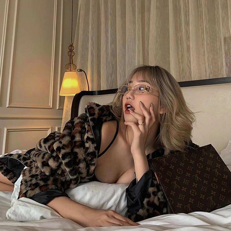 Khánh Huyền thường xuyên "chiều lòng" các fan bằng những bức ảnh chụp bạo khoe trọn vòng một và vòng ba căng tròn, gợi cảm.