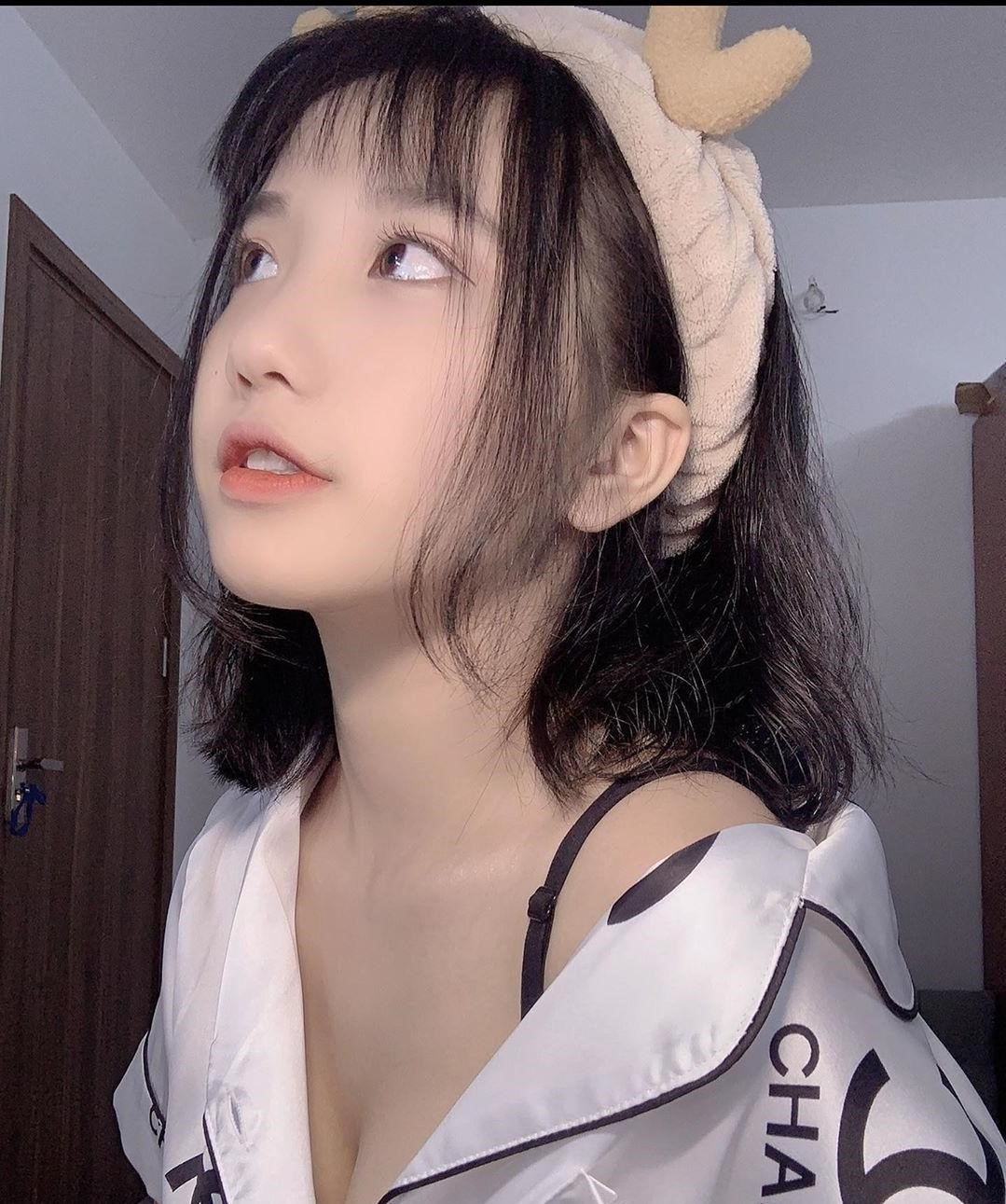 Chưa dừng lại, Khánh Huyền cũng liên tục lên sóng những món quà đến từ "người ấy".