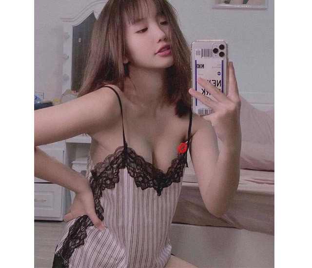 Khánh Huyền gây ấn tượng mạnh bởi gương mặt xinh xắn, dễ thương đúng chuẩn nữ sinh trung học và thân hình "bốc lửa" khó cưỡng lại.