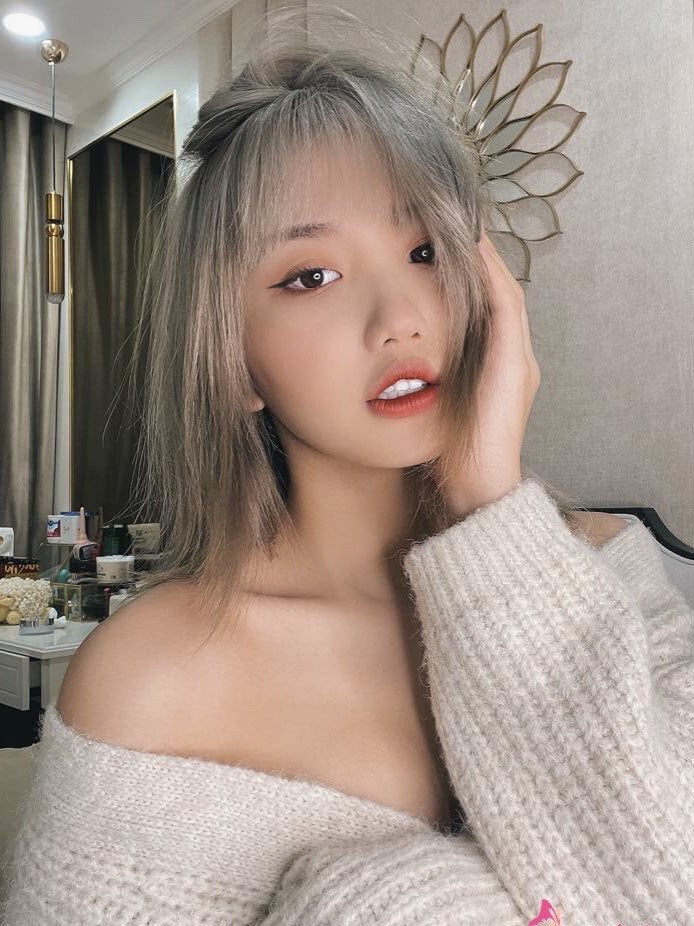 Ngoài một từ duy nhất để đập tan tin đồn, Khánh Huyền cũng khẳng định nhan sắc của mình chưa từng qua "dao kéo" và "mặt còn nguyên đó".