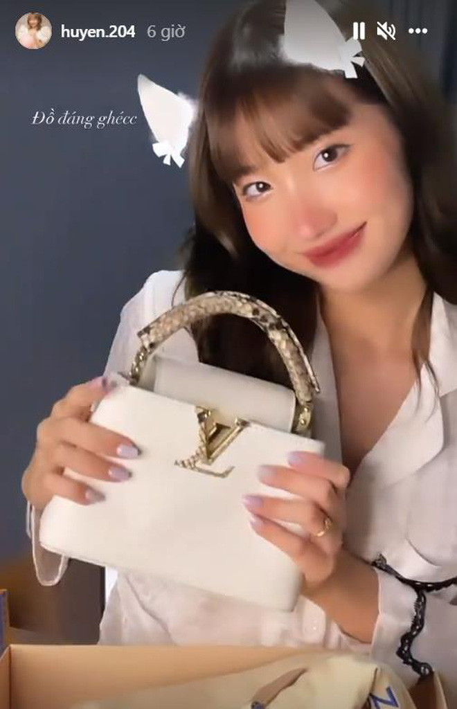 Đáp trả lại, nữ TikToker cho lên sóng ngay một tấm ảnh xinh xắn của mình và giải thích gọn lỏn là do "filter".