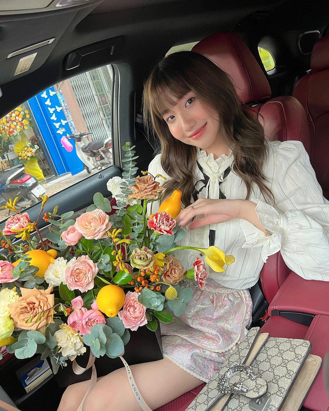 Bên cạnh chuyện yêu đương với thiếu gia Đồng Tháp, nhan sắc của hot girl TikTok cũng được nhiều người quan tâm.