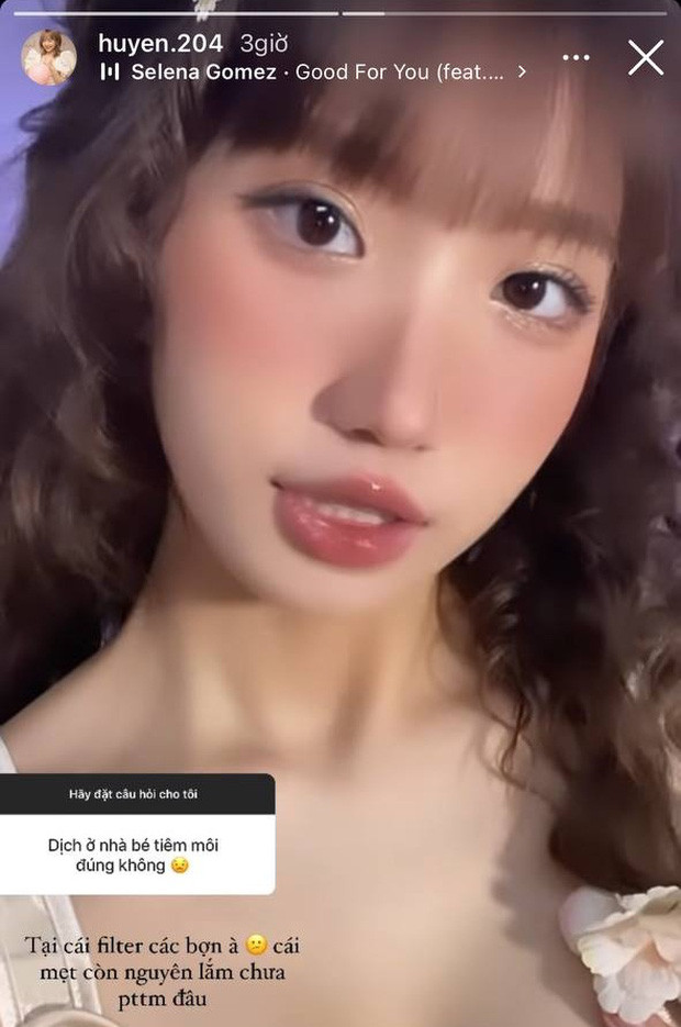 Với 2,3 triệu người theo dõi trên Instagram, hot TikToker Khánh Huyền sở hữu nhan sắc ưa nhìn với sống mũi cao, mắt to và đôi môi mọng.