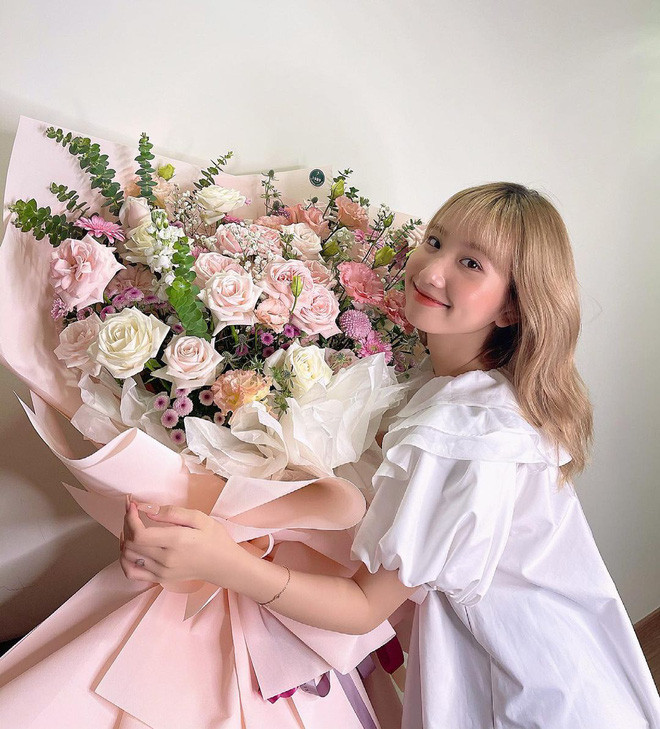 Không biết có phải vì vẻ ngoài sắc nét quá hay không, mới đây Lê Thị Khánh Huyền đã bất ngờ nhận được một câu hỏi thẳng mặt về chuyện "trùng tu" nhan sắc.