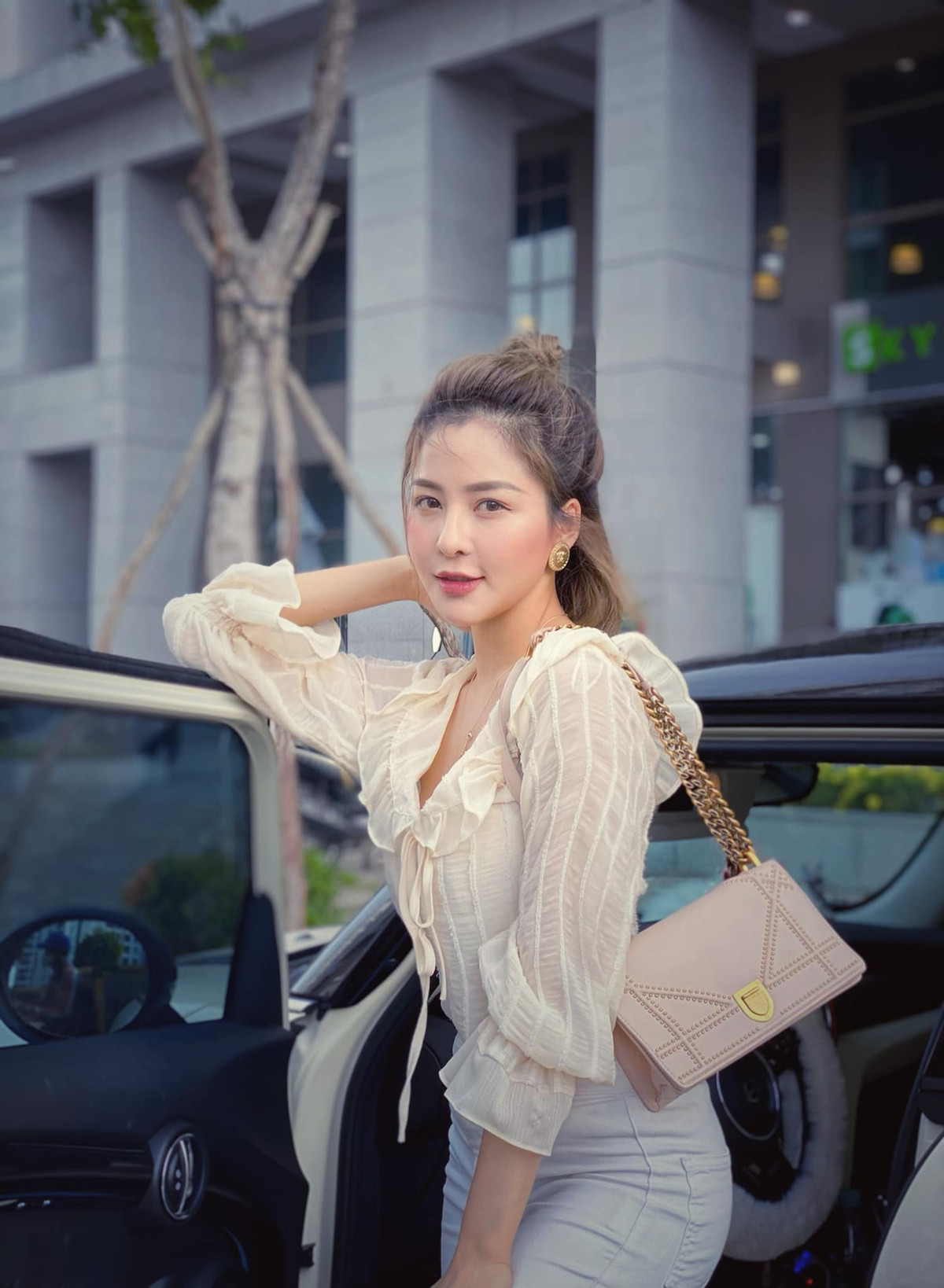 Trước đó vài ngày, Trâm Anh cũng "gây bão" khi khỏe ảnh diện bikini "nóng rẫy mắt" trên mạng xã hội.