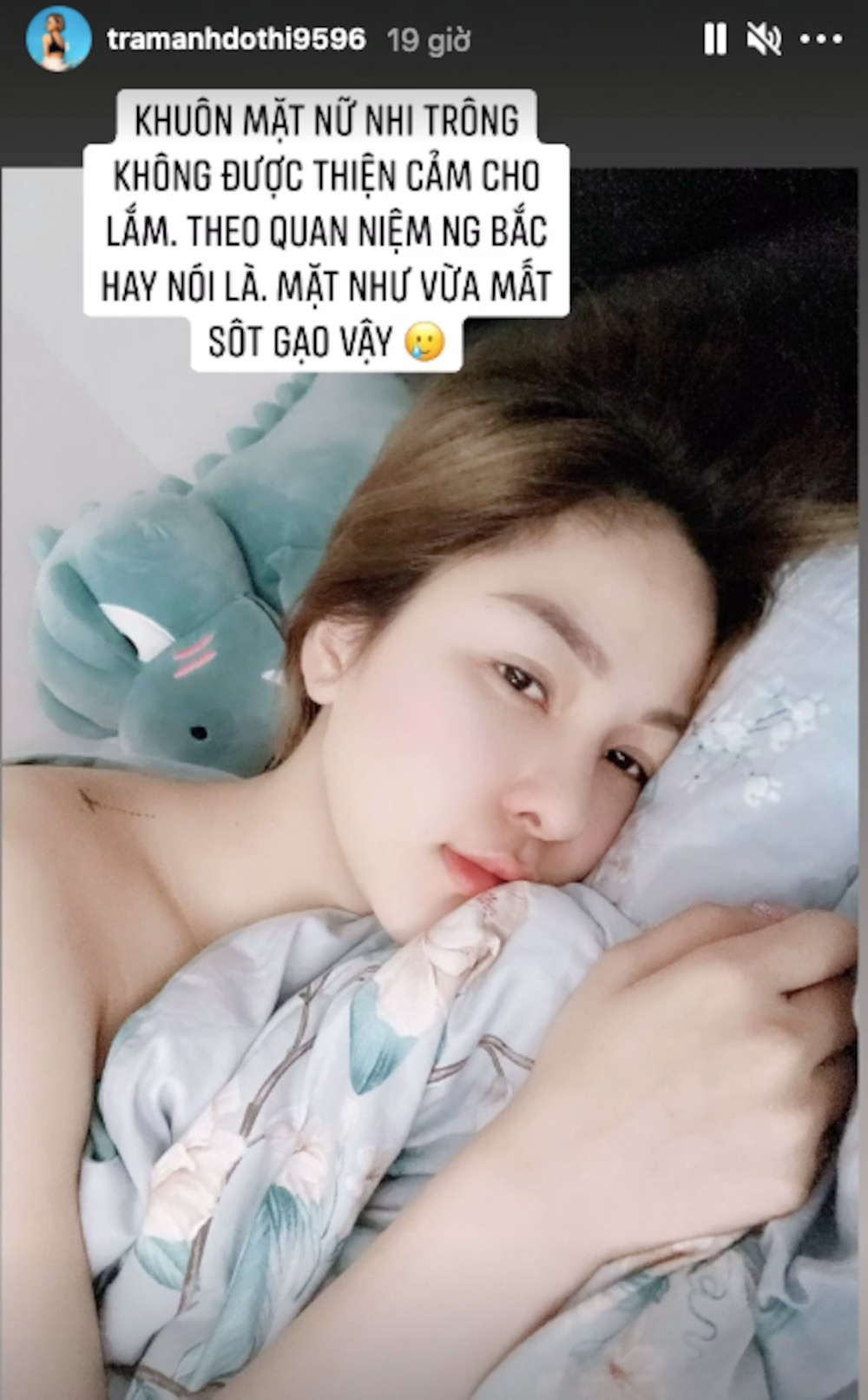 Mới đây, Đỗ Thị Trâm Anh tiếp tục là cái tên thu hút sự chú ý của dân tình trên mạng xã hội sau khi cô nàng đăng tải bức ảnh "giường chiếu" gây sốt mạng