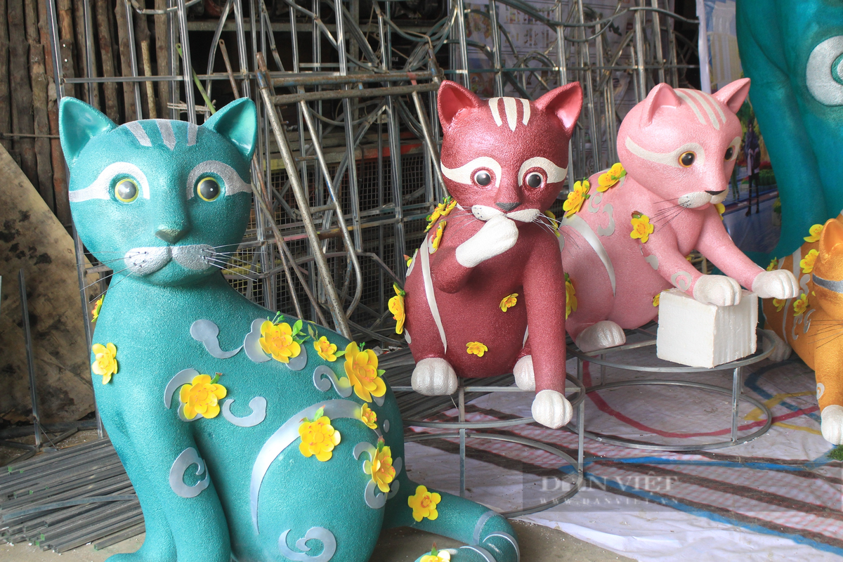 Tương tự năm 2022, cổng chào Đường hoa Nguyễn Huệ Tết 2023 không nằm ở vị trí trung tâm mà được dịch chuyển sang một bên để tạo không gian thoáng rộng hơn. Ảnh: Dân Việt