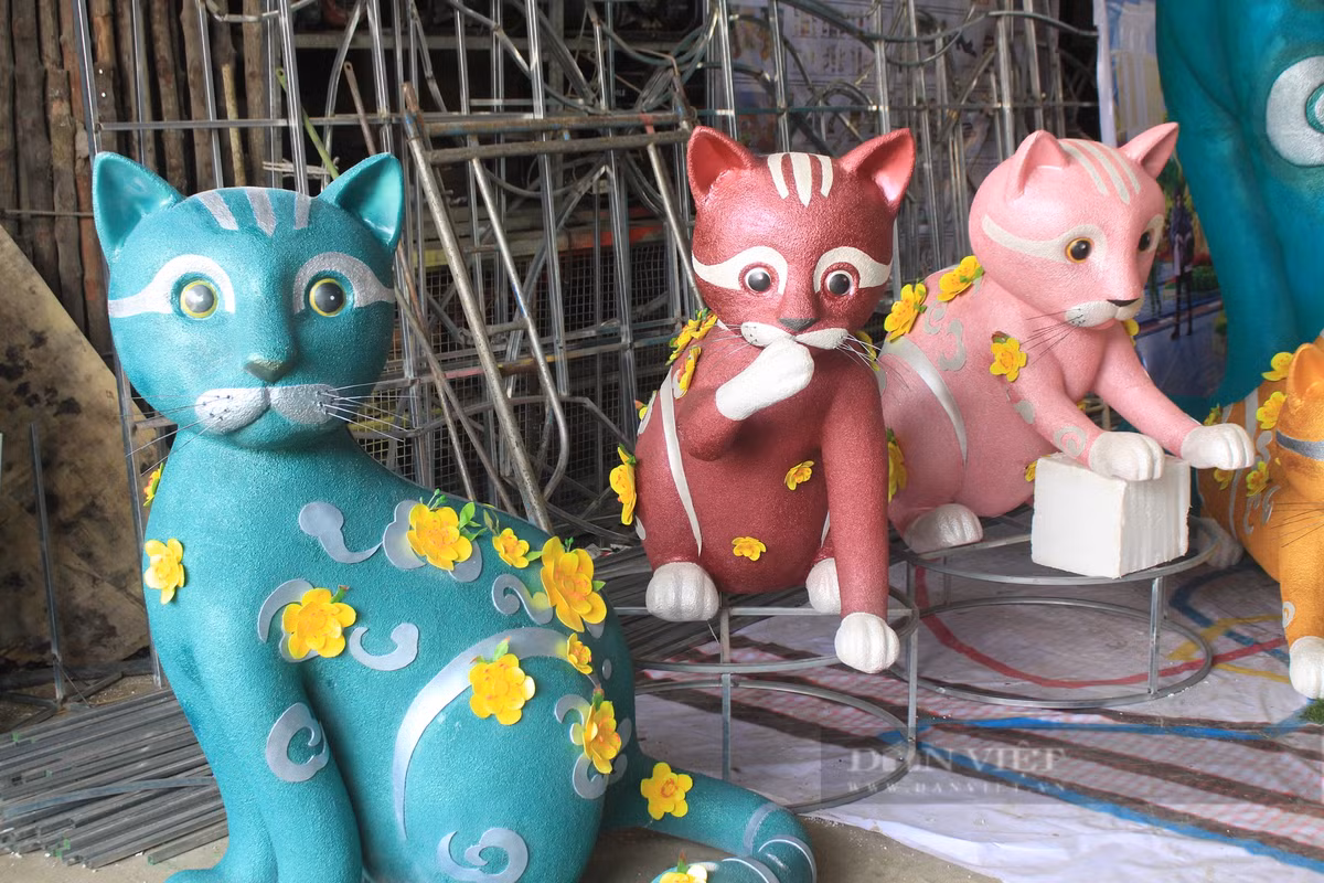 Tương tự năm 2022, cổng chào Đường hoa Nguyễn Huệ Tết 2023 không nằm ở vị trí trung tâm mà được dịch chuyển sang một bên để tạo không gian thoáng rộng hơn. Ảnh: Dân Việt