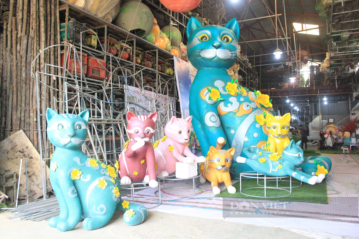 Phác thảo linh vật mèo ở TP. Hồ Chí Minh trưng bày ở đường hoa Tết sắp tới. Ảnh: Dân Việt