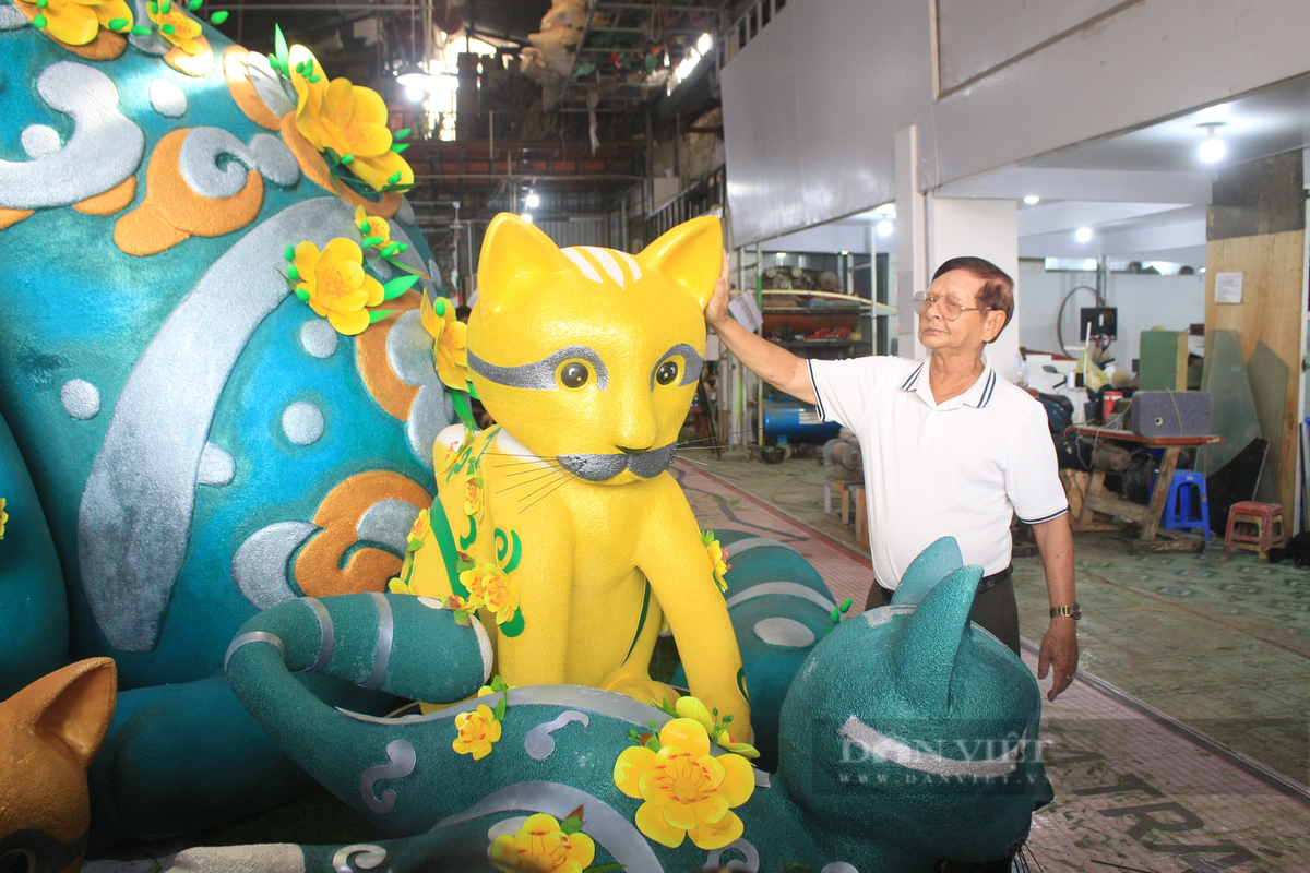 Linh vật mèo ở cổng chính đường hoa Nguyễn Huệ Tết Quý Mão 2023 cao nhất là 4,5m, màu xanh ngọc bích. Ảnh: Dân Việt