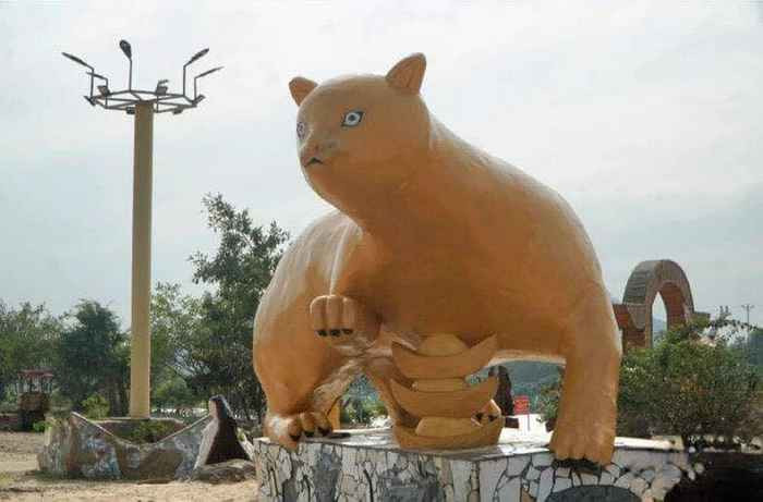 Linh vật mèo Thanh Hóa khiến dân mạng cười xỉu. Chú mèo như mới đi phẫu thuật thẩm mỹ, tiêm “filler căng da” quá đà.