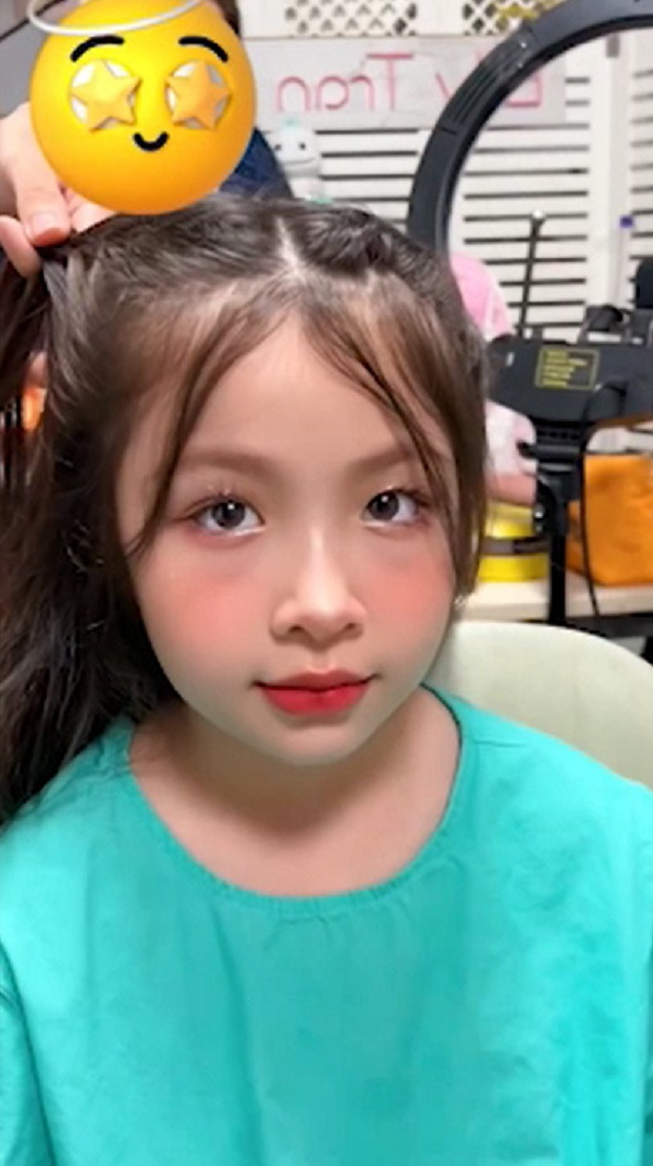 Hiện tại, con gái Elly Trần đã lên 8 tuổi, các đường nét trên gương mặt ngày càng hoàn thiện hơn. Mới đây, hình ảnh của Cadie Mộc Trà một lần nữa gây bão với màn biến hình qua lớp make up.