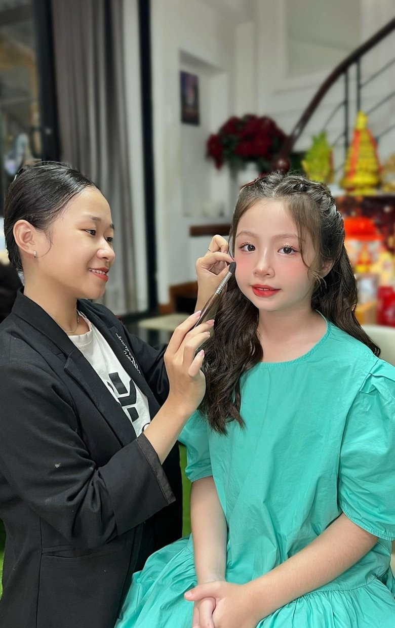 Đoạn clip con gái Elly Trần make up được một chuyên gia trang điểm đăng tải khiến nhiều người xuýt xoa. Mặt mộc vốn đã đẹp tựa thiên sứ, khi thêm chút son phấn, cô bé càng được tôn thêm các đường nét trên khuôn mặt.