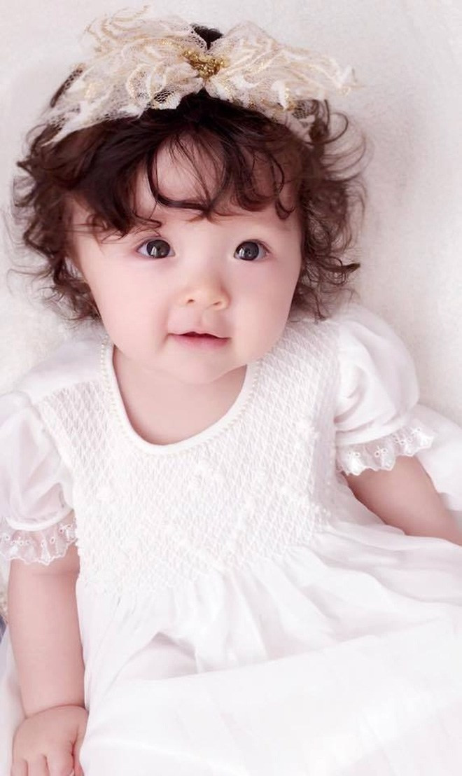 Nhắc đến các em bé lai Tây nổi tiếng nhất nhì Vbiz chắc chắn không thể bỏ qua cô bé Cadie Mộc Trà con gái của Elly Trần.