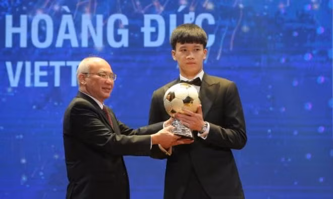 Netizen tram tro voi khong gian nha ngoi sao doi tuyen Viet Nam