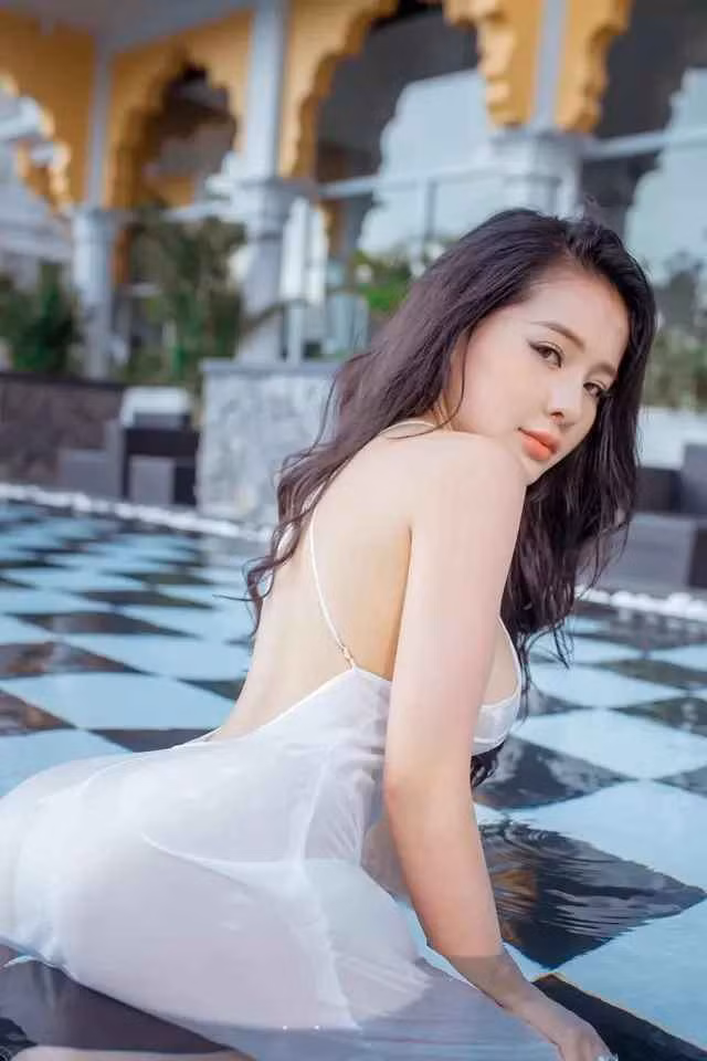 Vốn được biết đến là hot girl cứ đăng ảnh là phải show khoảnh khắc hở kịch liệt nên thời gian qua phong cách thời trang của Ngân 98 liên tục là đề tài gây tranh cãi.