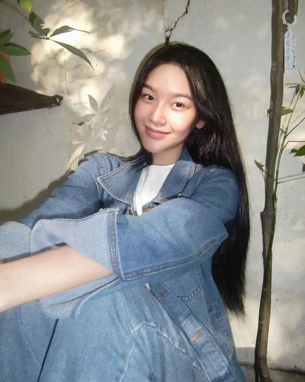 Cù Thị Trà xuất thân là người mẫu ảnh. Dù là diễn viên tay ngang, xuất hiện trên phim là "tiểu tam" nhưng netizen vẫn dành sự yêu thích cho cô vì hình ảnh đời thường quá rung động.