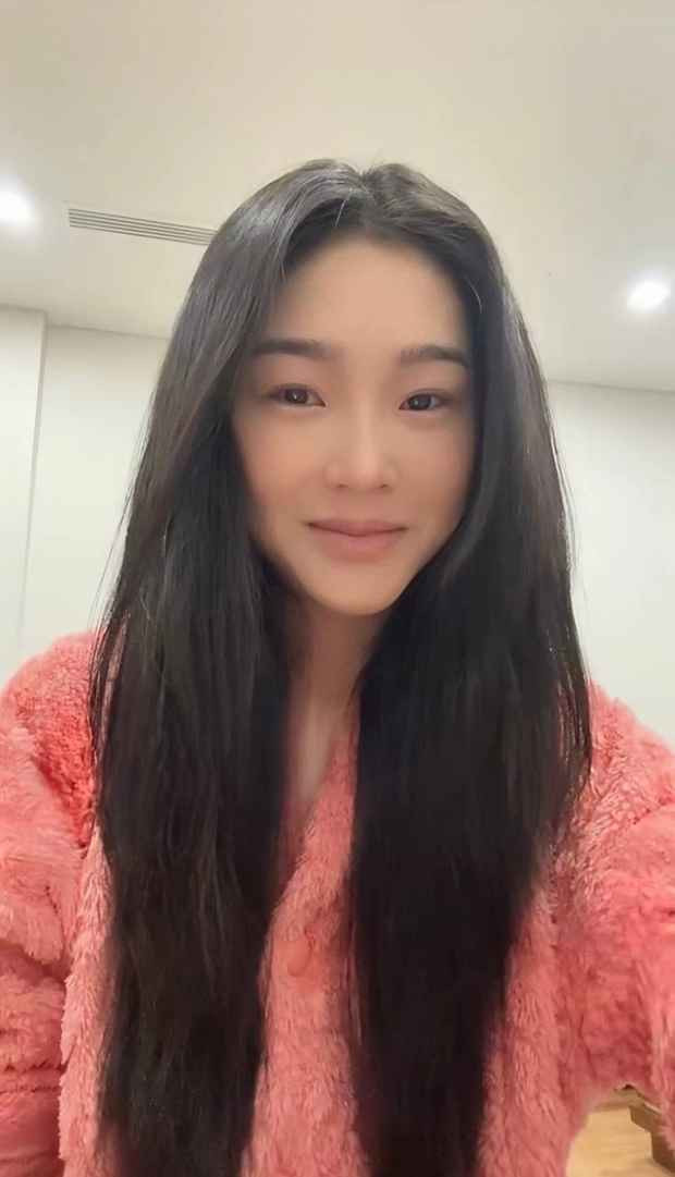 Khi show mặt mộc, Cù Thị Trà càng khiến dân mạng bất ngờ hơn: "Không trang điểm mặt hiền khô", "Bạn này trông nét hiền mà makeup lên sắc nét quá, cứ như 2 người khác nhau", "Uầy, không nhận ra vì hiền quá, nhưng vẫn xinh", "lần đầu tiên xem phim mà không chê nhan sắc tiểu tam này được",...