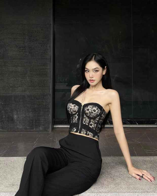 Dù netizen nhận xét là khi để mặt mộc hoặc makeup nhẹ nhàng trông thần thái khác hẳn khi makeup đậm, nhưng vẫn nét nào ra nét đó của Cù Thị Trà.