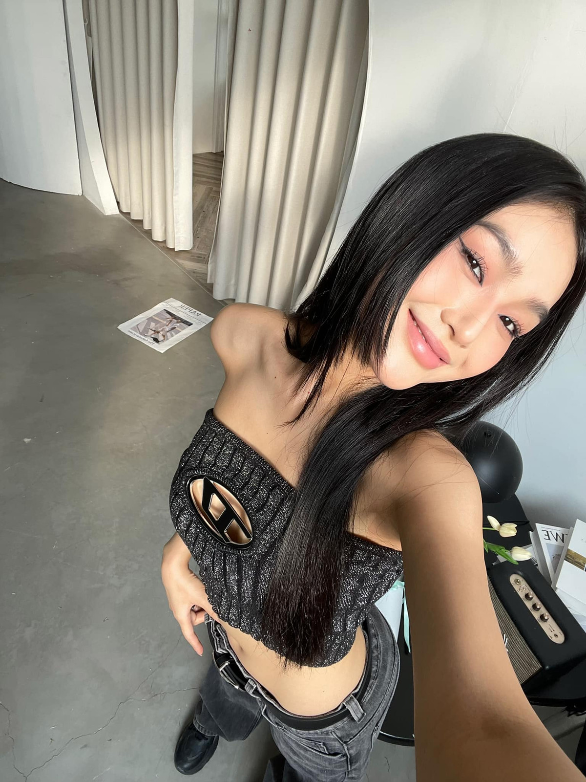 Khi lên đồ và makeup đậm thì Cù Thị Trà cũng có thần thái cực "chiến"