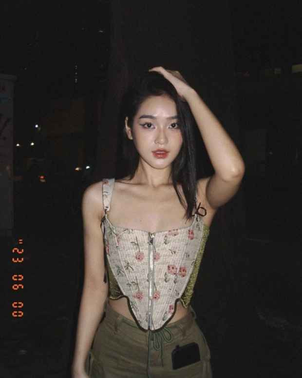 Cù Thị Trà cũng thường xuyên khoe mặt mộc có làn da căng bóng, hoặc đôi khi là makeup nhẹ nhàng tôn lên các đường nét sắc sảo của mình.