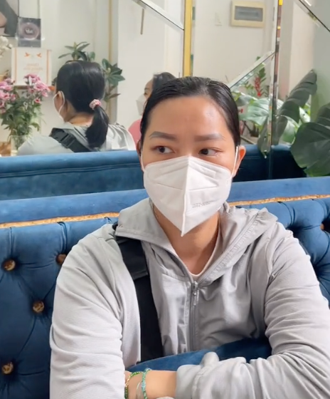 Theo đó, cả 3 cô gái chắc hẳn là những người chị em thân thiết, chính vì vậy đã cùng nhau đi làm đẹp tại một địa điểm.