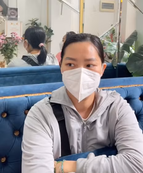 Theo đó, cả 3 cô gái chắc hẳn là những người chị em thân thiết, chính vì vậy đã cùng nhau đi làm đẹp tại một địa điểm.