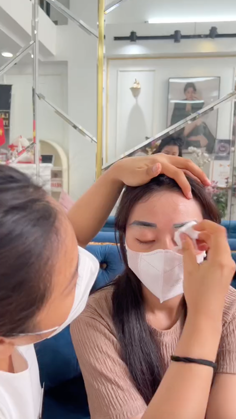 Ngỡ rằng cả 3 sẽ cùng xinh đẹp lên bội phần sau khi xăm chân mày nhưng kết quả nhận về khiến không chỉ 3 bạn nữ mà người xem cũng phải hốt hoảng.