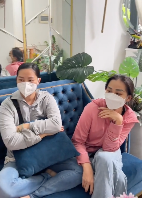 Có thể thấy, cả 3 người hiện tại có dáng lông mày giống hệt nhau. Phần lông mày mới được xăm cao hơn phần lông mày cũ, chính vì vậy nhìn chẳng khác nào có đến 4 lông mày trên một khuôn mặt.