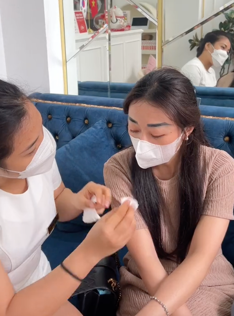 Đoạn clip 3 cô gái rủ nhau đi xăm lông mày được một người dùng mạng xã hội có tên K.L chia sẻ với nội dung: “Mọi người đ.ánh giá giúp em đây là 3 chị làm chung chân mày ở một chỗ xem là đáng thương hay đáng trách hơn. Mấy chị có tâm sự, hiện tại các chị đi xin việc ở đâu cũng không được hết vì người ta yêu cầu phải xóa chân mày đi người ta mới dám nhận”.