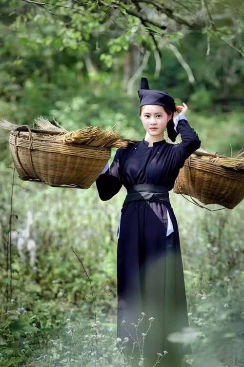 Qua tìm hiểu được biết, cô gái trong bức ảnh này là Lý Thị Ngọc Diệp (SN 2001) sinh ra và lớn lên ở huyện Trùng Khánh, tỉnh Cao Bằng.